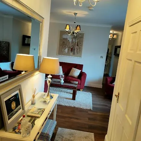 Russell Mews اينيس