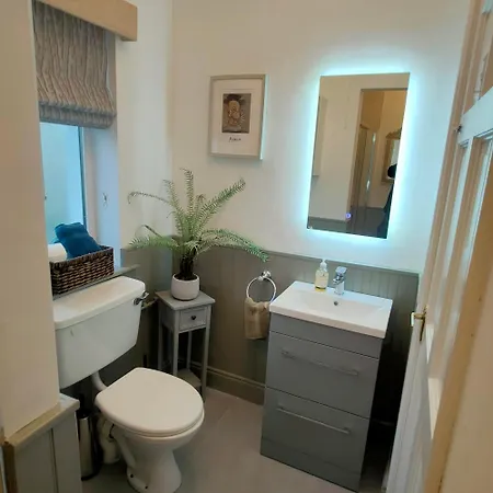 Russell Mews اينيس