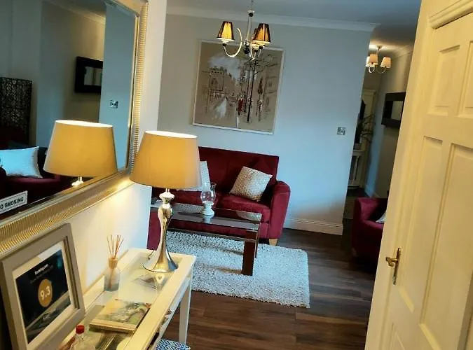 Russell Mews אניס